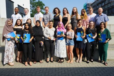 Der Klassenlehrer Herr Bugert mit seiner 12FOS3